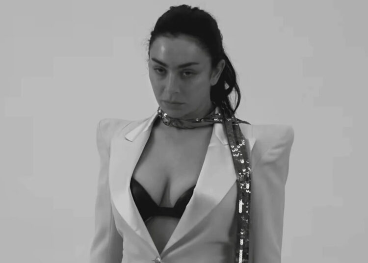 Mire la película teatral completa de Charli xcx que acompaña a su nuevo álbum 'Music, Fashion, Film'