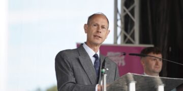 SAR el Duque de Edimburgo habla en el evento de celebración del Premio de Oro. Neil Denham