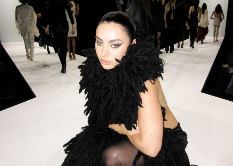 Música, moda, cine: todas las pistas del nuevo álbum de Charli xcx, clasificadas