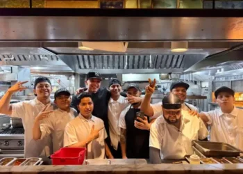 Peso Pluma visita Catch NYC, el restaurante en Nueva York donde trabajó como mesero