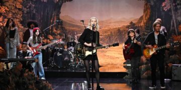 Phoebe Bridgers interpreta una actuación sorpresa de 'Lost Boys' en 'Fallon'