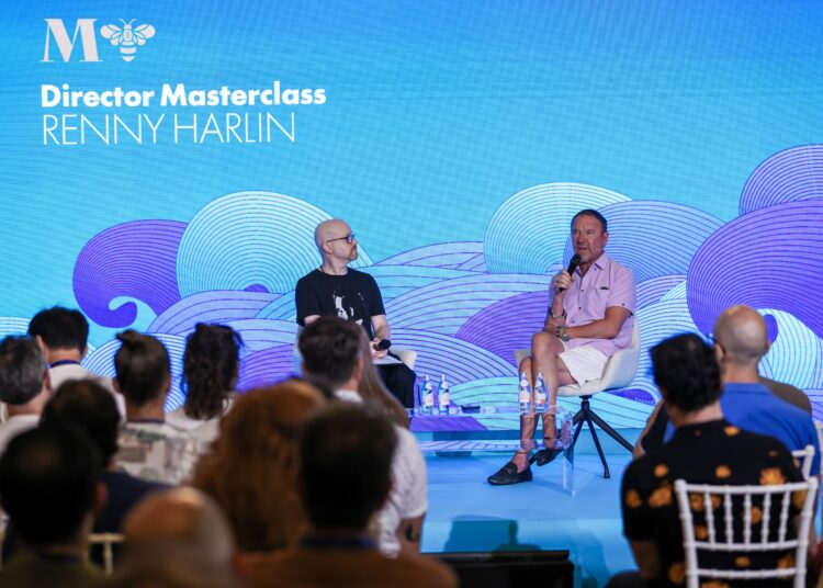 El cineasta Renny Harlin y el moderador Steven Weintraub de Collider comparten escenario durante una conversación de clase magistral en el Festival de Cine Mediterráneo de Malta el 26 de junio de 2026.