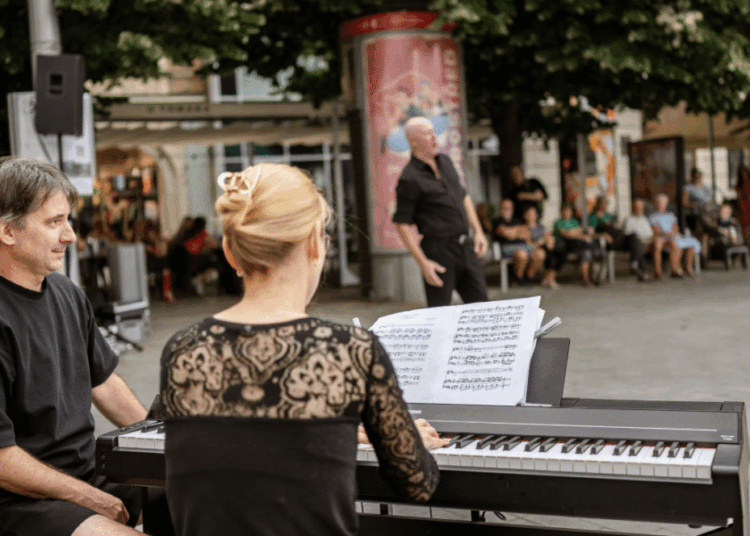 Reseña: 'Opera in the Middle' de UPROSTŘED llena de música Moravske Namesti