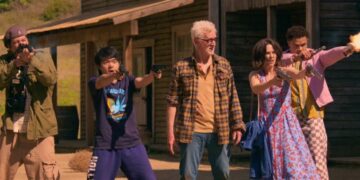 Vincent (Ken Marino, izquierda), Caleb (Ben Wang), John Slattery, Gail (Zoey Deutch) y Otto (Miles Gutierrez-Riley) se involucran en un tiroteo con criminales en una escena de "Gail Daughtry y el Pase Sexual de Celebridades." (Cortesía de Sony Pictures Classics)