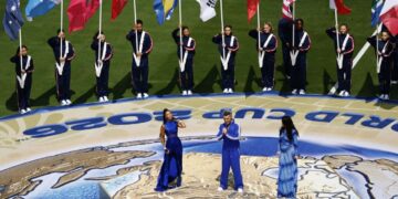 Robbie Williams, Laura Pausini y Nicole Scherzinger cantan himno de la FIFA y Tom Cruise da emotivo discurso en clausura del Mundial