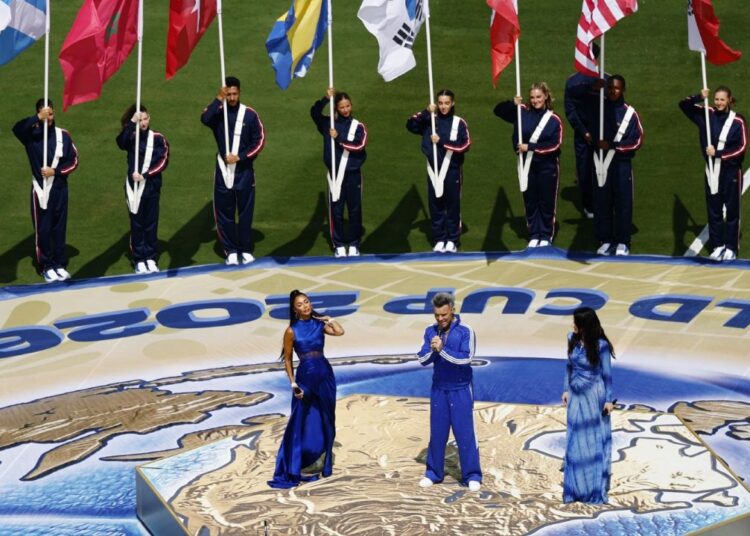 Robbie Williams, Laura Pausini y Nicole Scherzinger cantan himno de la FIFA y Tom Cruise da emotivo discurso en clausura del Mundial