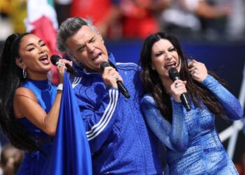 Robbie Williams justifica el extraño objeto que cayó de su boca en la televisión alemana: “Todo está bien… porque tengo varios más”