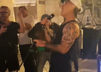 Robbie Williams sorprende a sus fans al verlo tocando en la calle en las calles de España