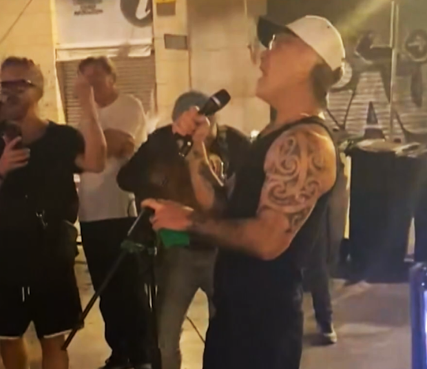 Robbie Williams sorprende a sus fans al verlo tocando en la calle en las calles de España