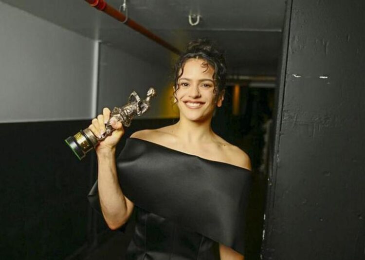 Rosalía posa con el premio a la Compositora Internacional del Año.