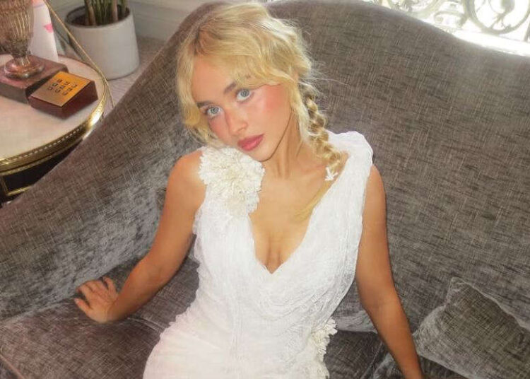 Sabrina Carpenter sorprendió al revelar el vestido que usó en la boda de Taylor Swift y Travis Kelce