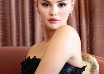 Selena Gomez usó un vestido negro de Oscar de la Renta para la cena de ensayo de la boda de Taylor Swift