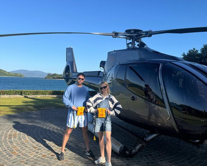 Sydney Sweeney y Scooter Braun antes de un paseo en helicóptero.