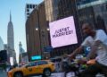 A "Recién casados" El cartel se muestra en el Madison Square Garden durante una boda entre la cantante Taylor Swift y el jugador de la Liga Nacional de Fútbol Travis Kelce el viernes 3 de julio de 2026 en Nueva York. (Foto AP/Ryan Murphy)
