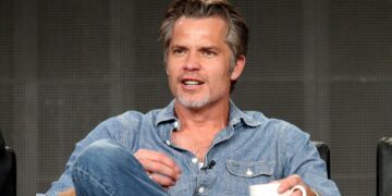 Timothy Olyphant habla en el escenario durante el panel de discusión Justified en la gira de prensa de la Asociación de Críticos de Televisión.