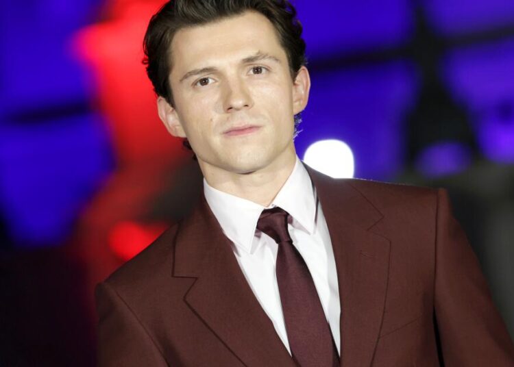 Tom Holland vomita en 'Hot Ones' durante la picante entrevista de 'Odyssey'