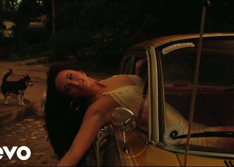 Ver: Kacey Musgraves se dirige al sur para el nuevo video musical 'Mexico Honey' bañado por el sol
