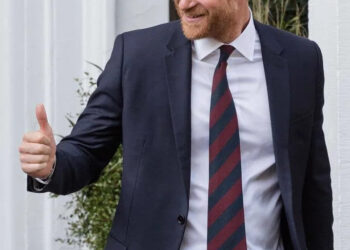 príncipe harry pulgares arriba